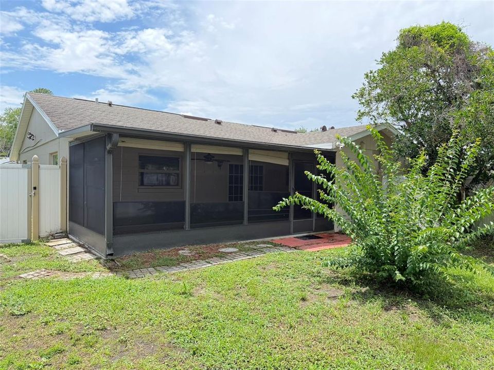 For Sale: $240,000 (2 beds, 1 baths, 952 Square Feet)