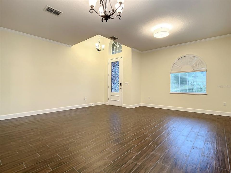 For Rent: $2,900 (3 beds, 2 baths, 1999 Square Feet)