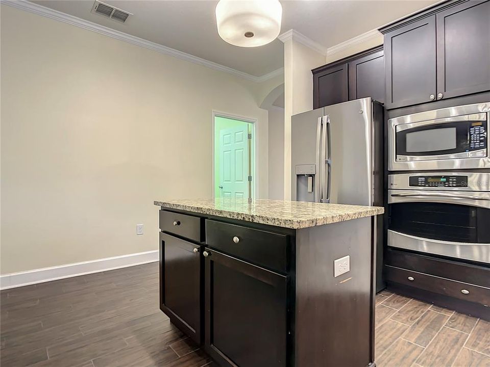 For Rent: $2,900 (3 beds, 2 baths, 1999 Square Feet)
