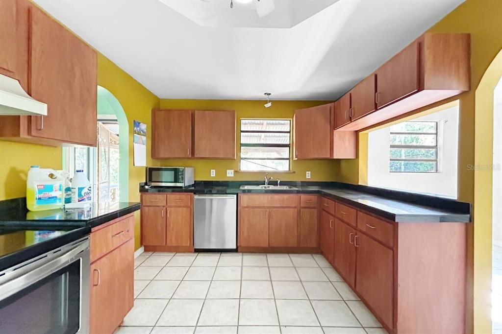 На продажу: $265,000 (3 спален, 2 ванн, 2062 Квадратных фут)