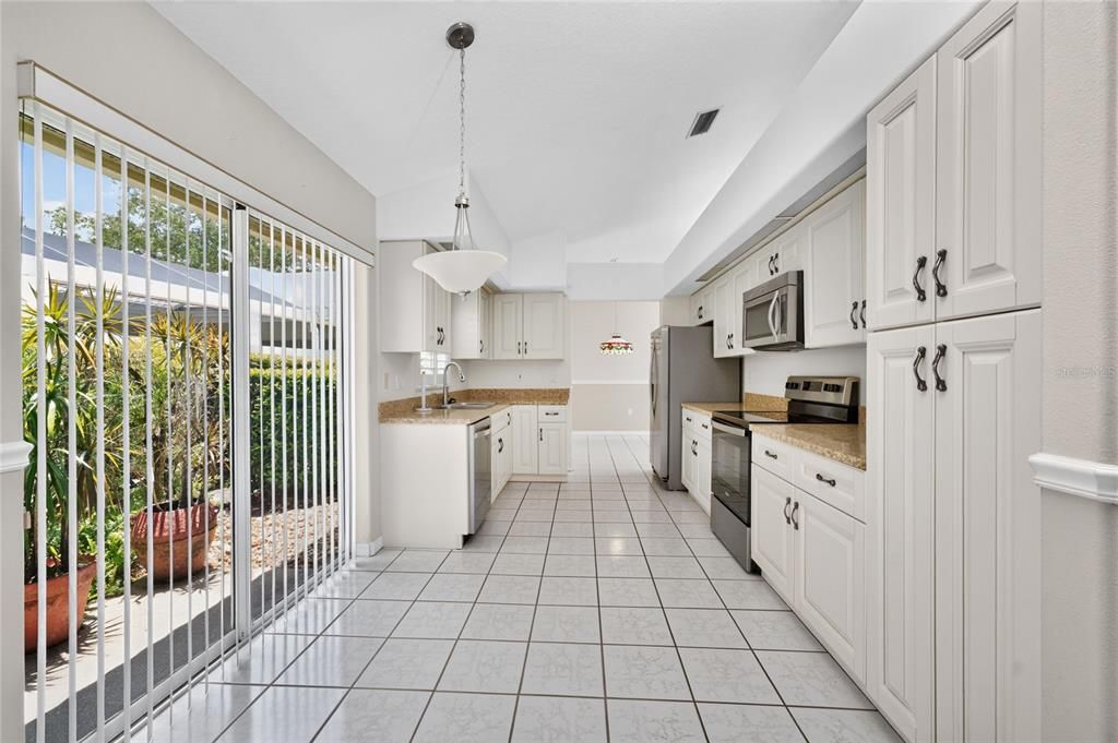 For Sale: $369,000 (3 beds, 3 baths, 1850 Square Feet)