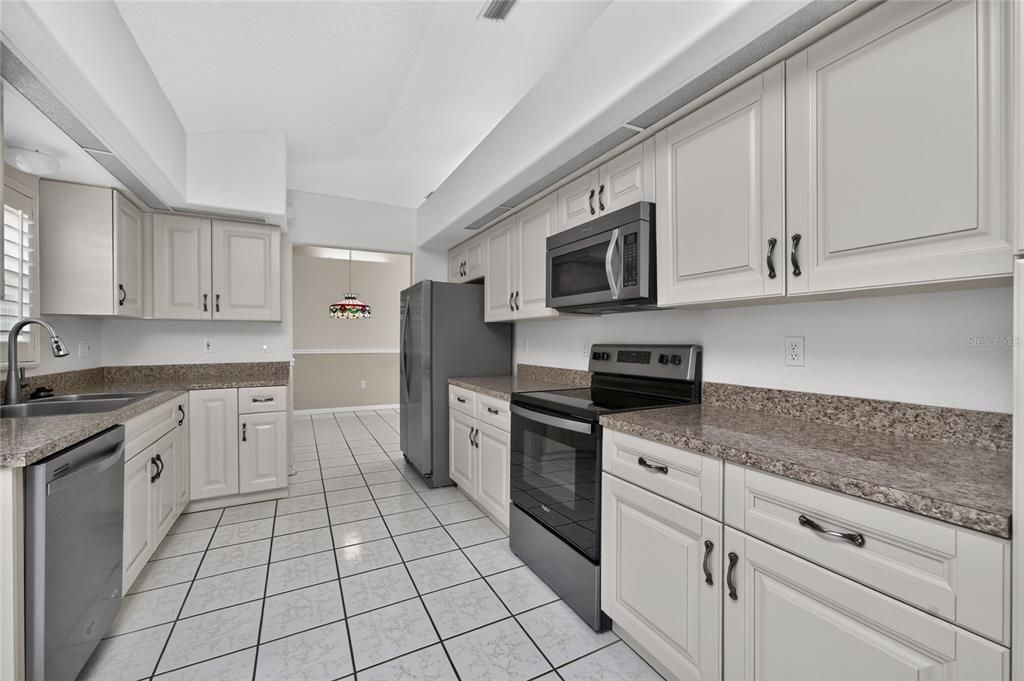For Sale: $369,000 (3 beds, 3 baths, 1850 Square Feet)
