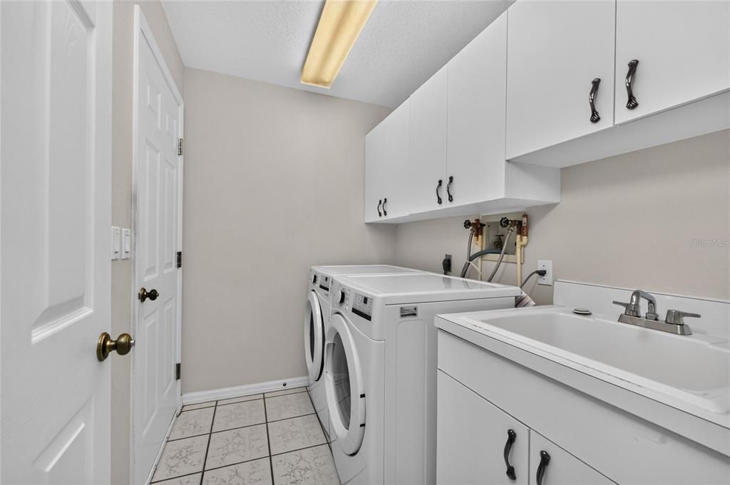 For Sale: $369,000 (3 beds, 3 baths, 1850 Square Feet)