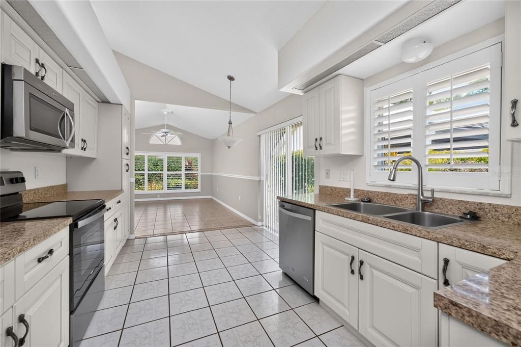 For Sale: $369,000 (3 beds, 3 baths, 1850 Square Feet)