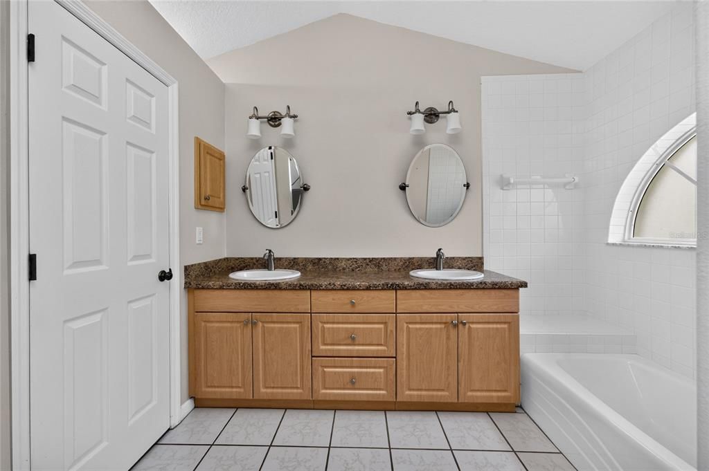 For Sale: $369,000 (3 beds, 3 baths, 1850 Square Feet)
