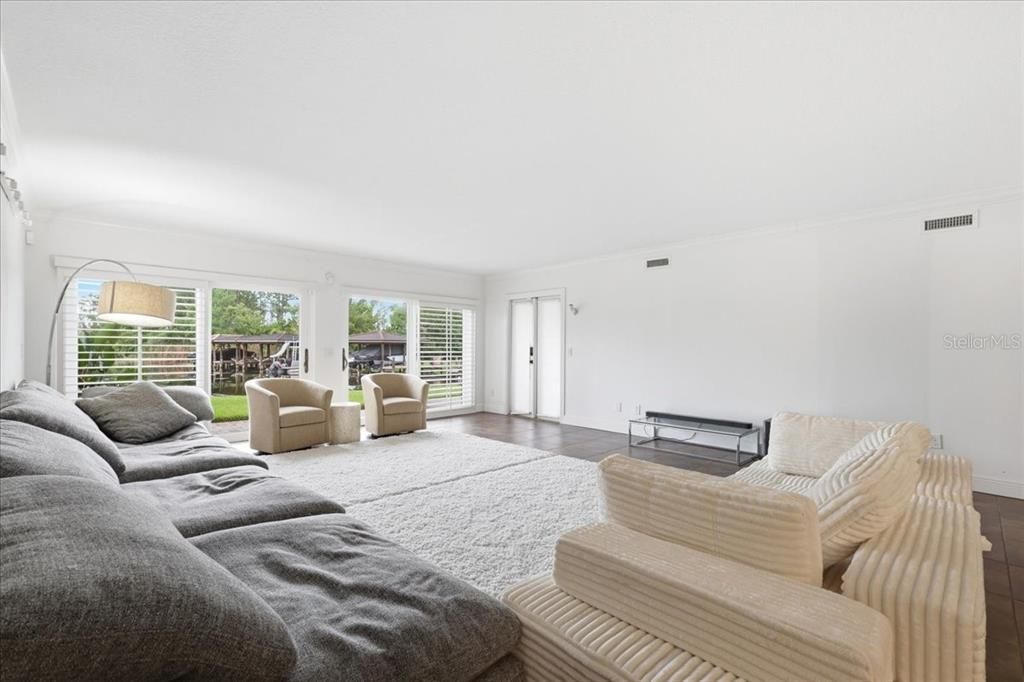 For Sale: $929,000 (2 beds, 2 baths, 2155 Square Feet)