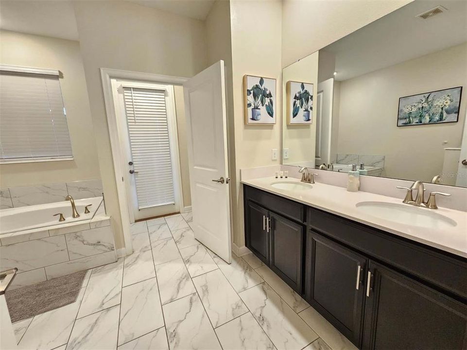 For Sale: $659,000 (7 beds, 5 baths, 4019 Square Feet)