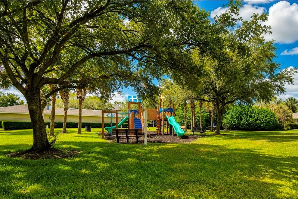 Active With Contract: $235,000 (2 beds, 2 baths, 996 Square Feet)