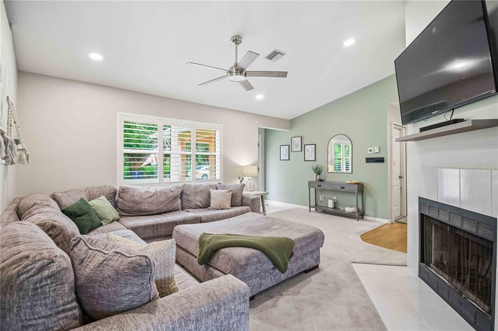 For Sale: $350,000 (2 beds, 2 baths, 1077 Square Feet)