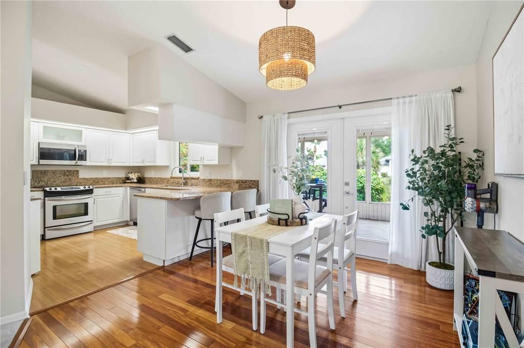 For Sale: $350,000 (2 beds, 2 baths, 1077 Square Feet)