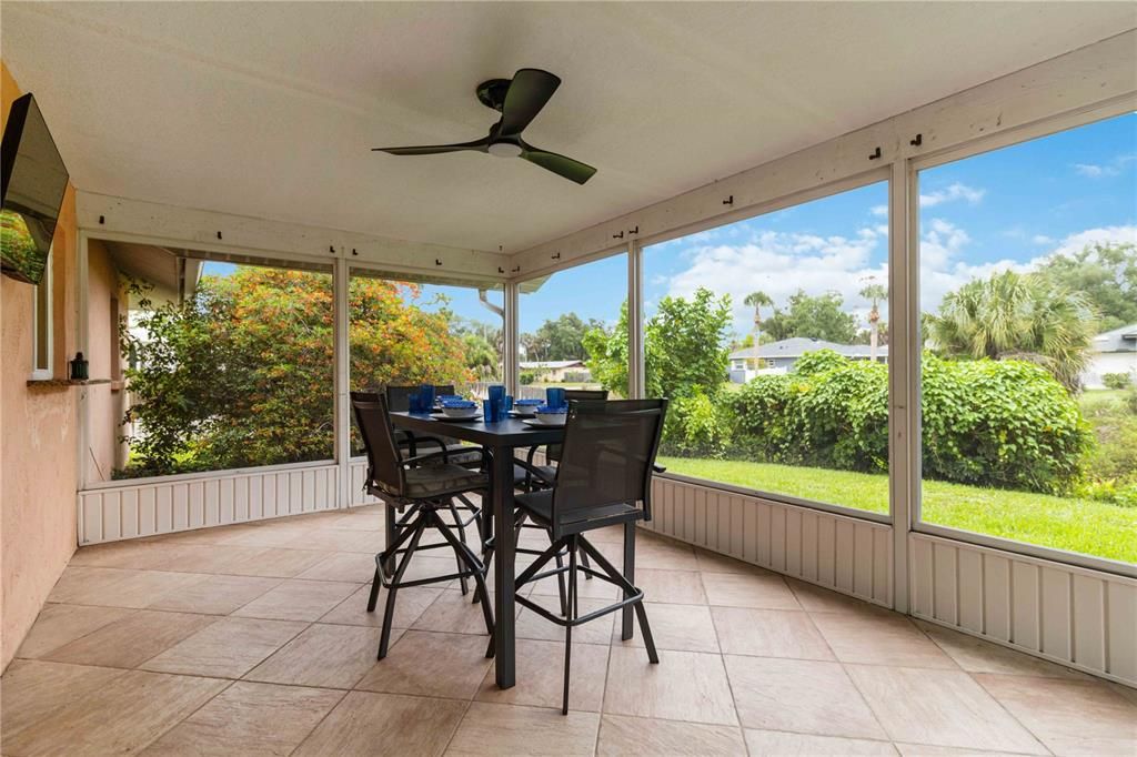 For Sale: $350,000 (2 beds, 2 baths, 1077 Square Feet)