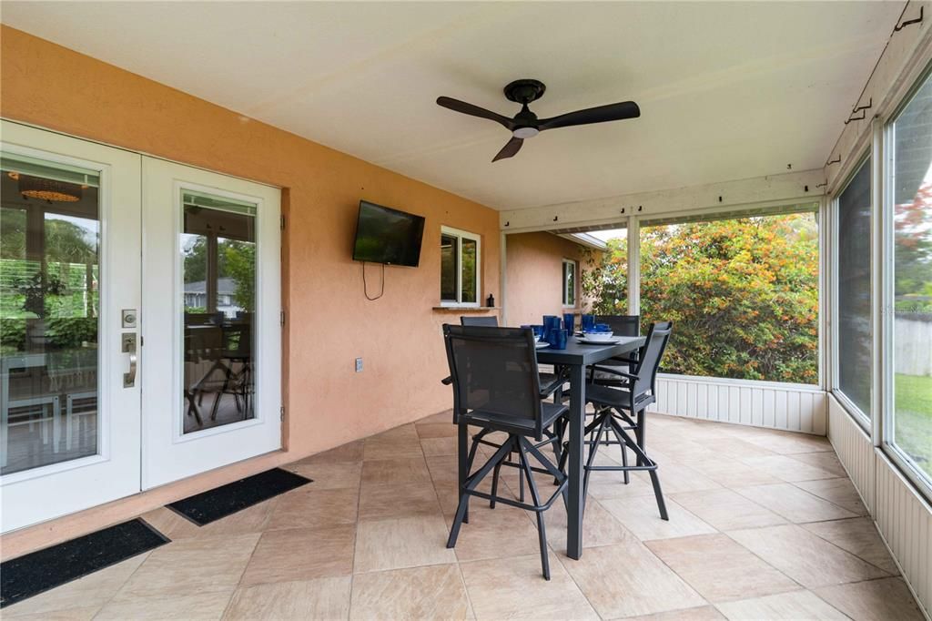 For Sale: $350,000 (2 beds, 2 baths, 1077 Square Feet)