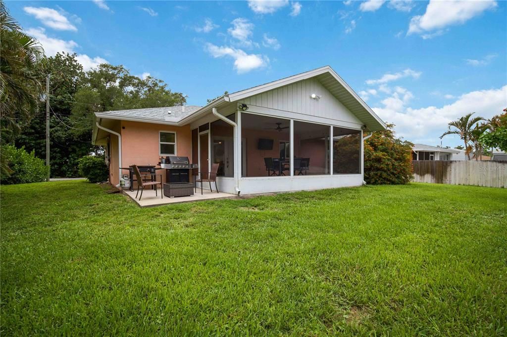 For Sale: $350,000 (2 beds, 2 baths, 1077 Square Feet)