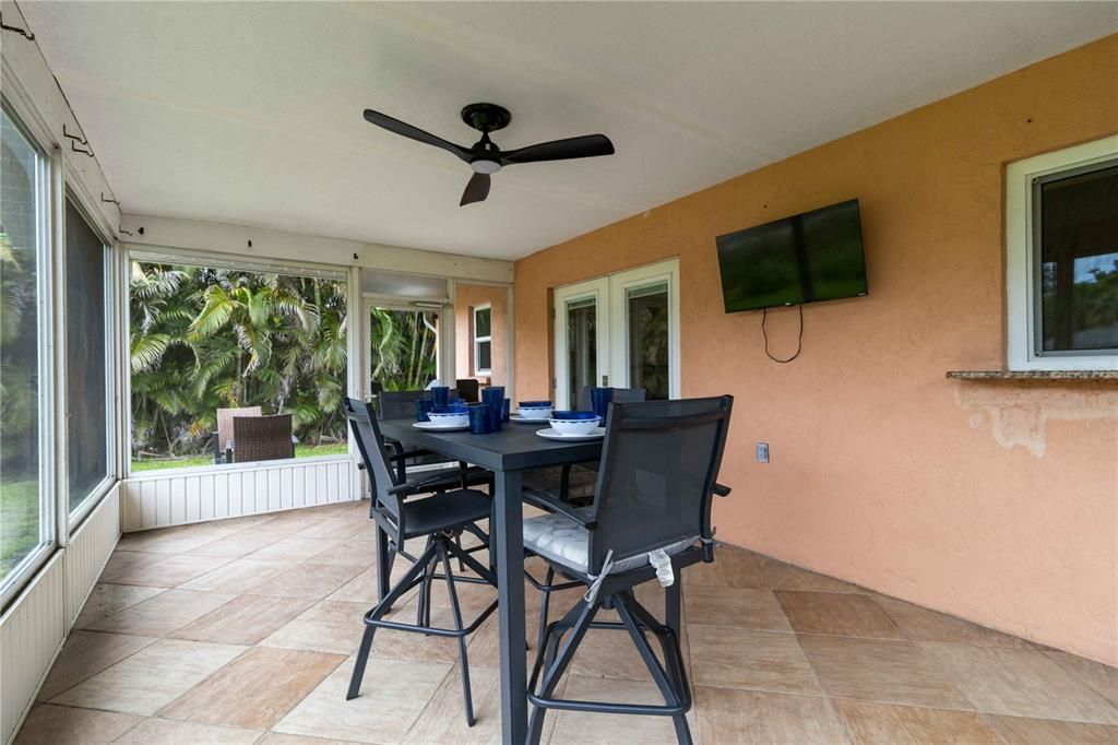 For Sale: $350,000 (2 beds, 2 baths, 1077 Square Feet)