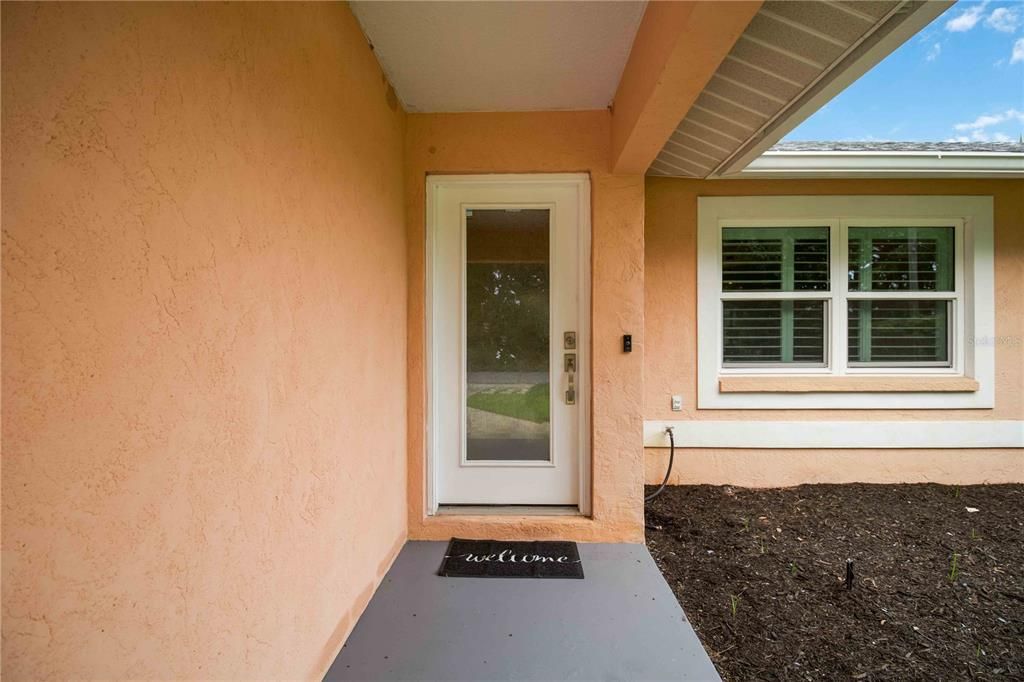 For Sale: $350,000 (2 beds, 2 baths, 1077 Square Feet)