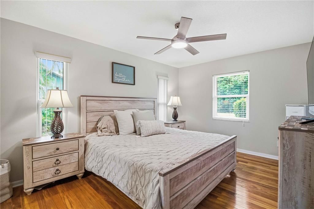 For Sale: $350,000 (2 beds, 2 baths, 1077 Square Feet)