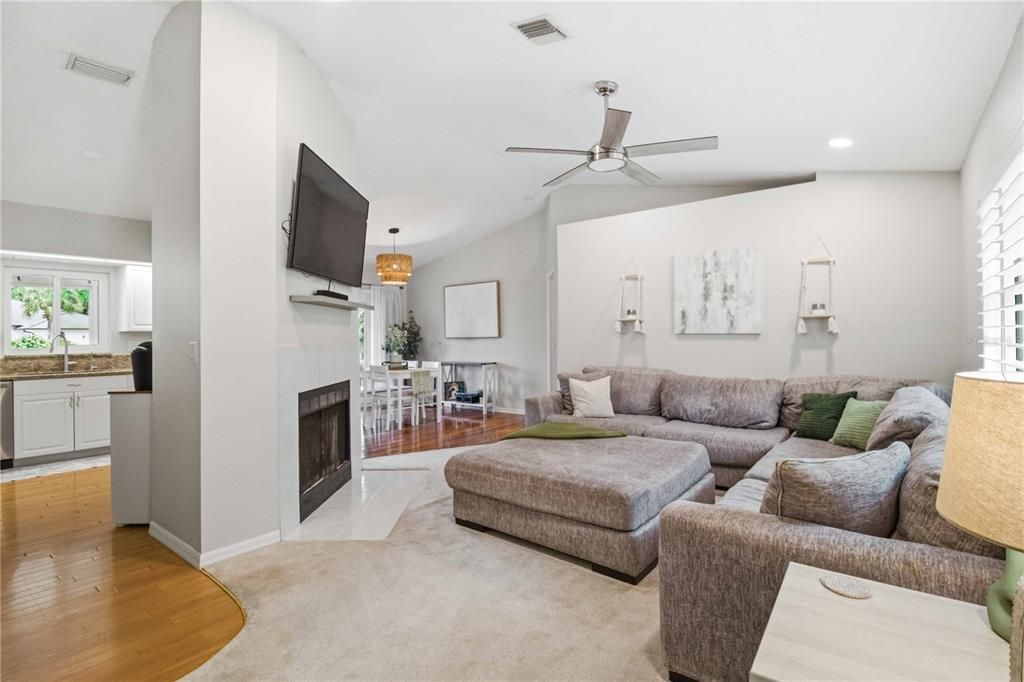 For Sale: $350,000 (2 beds, 2 baths, 1077 Square Feet)