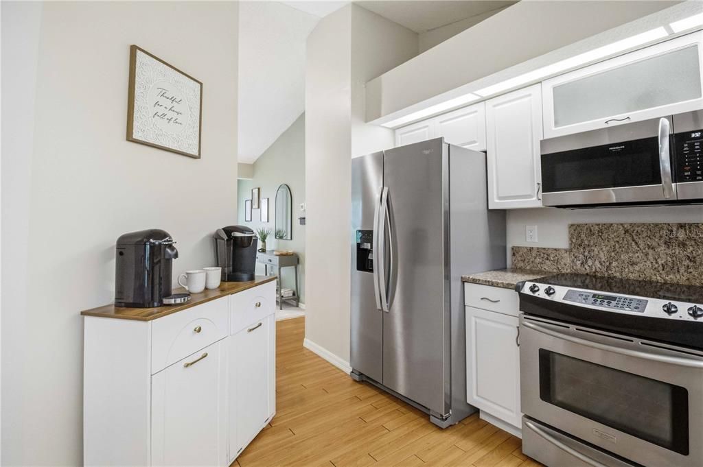 For Sale: $350,000 (2 beds, 2 baths, 1077 Square Feet)