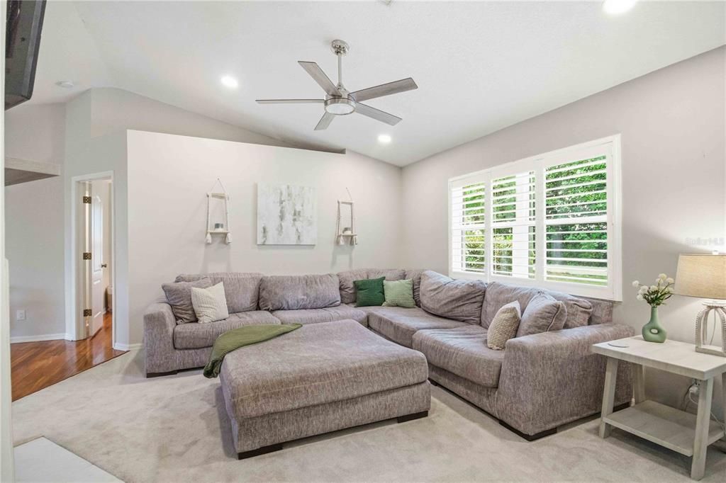 For Sale: $350,000 (2 beds, 2 baths, 1077 Square Feet)