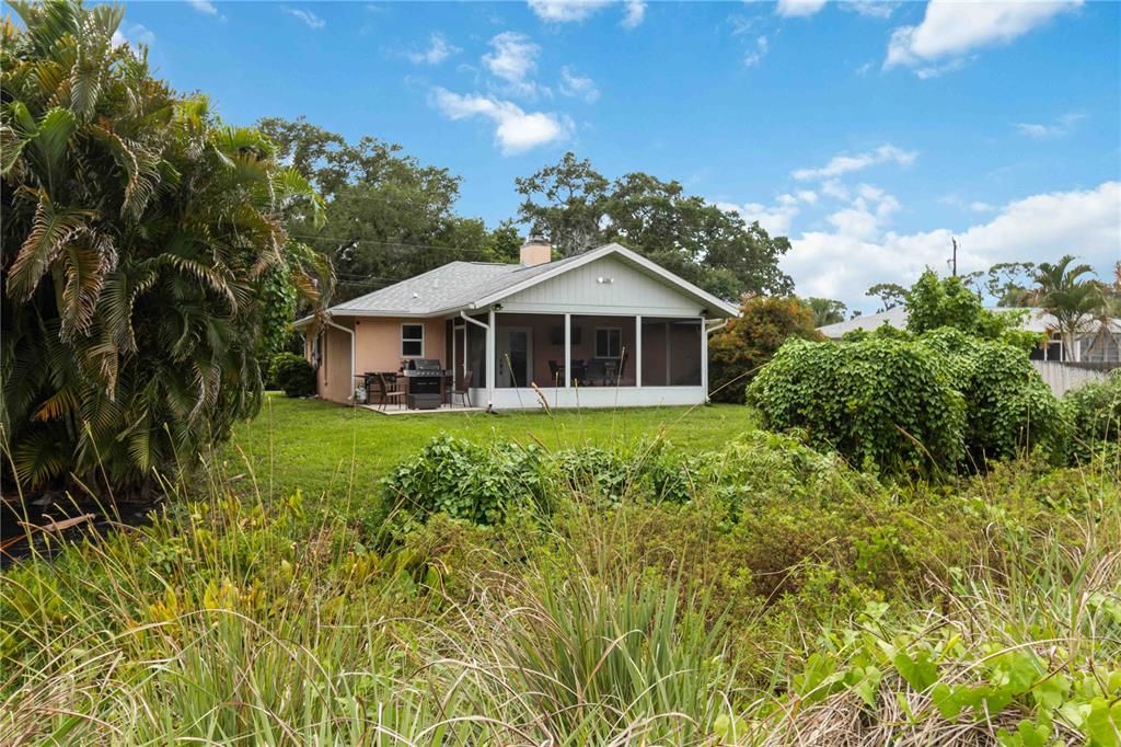 For Sale: $350,000 (2 beds, 2 baths, 1077 Square Feet)