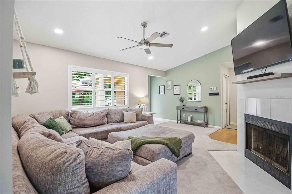 For Sale: $350,000 (2 beds, 2 baths, 1077 Square Feet)