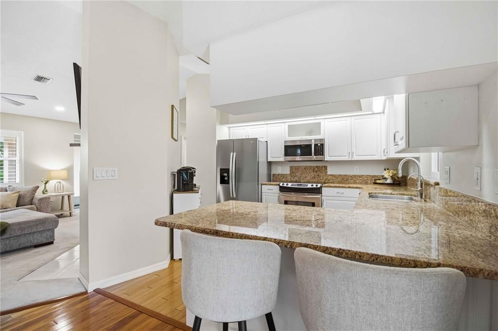 For Sale: $350,000 (2 beds, 2 baths, 1077 Square Feet)