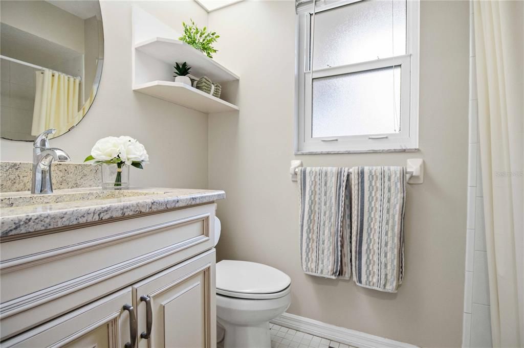 For Sale: $350,000 (2 beds, 2 baths, 1077 Square Feet)