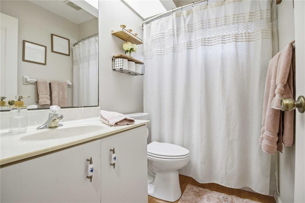 For Sale: $350,000 (2 beds, 2 baths, 1077 Square Feet)