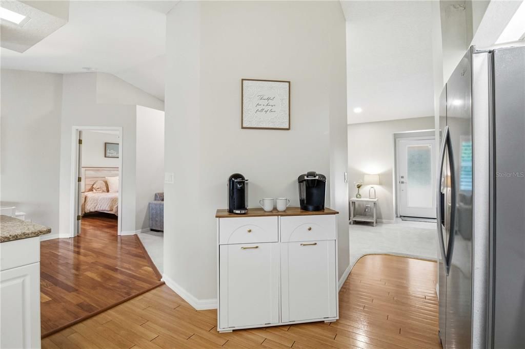 For Sale: $350,000 (2 beds, 2 baths, 1077 Square Feet)