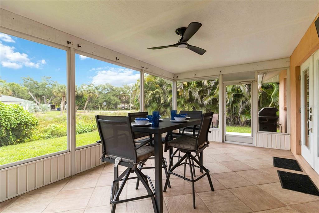 For Sale: $350,000 (2 beds, 2 baths, 1077 Square Feet)