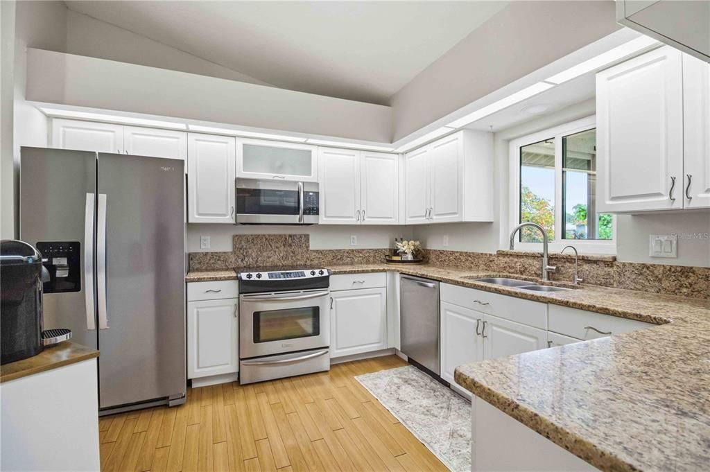 For Sale: $350,000 (2 beds, 2 baths, 1077 Square Feet)