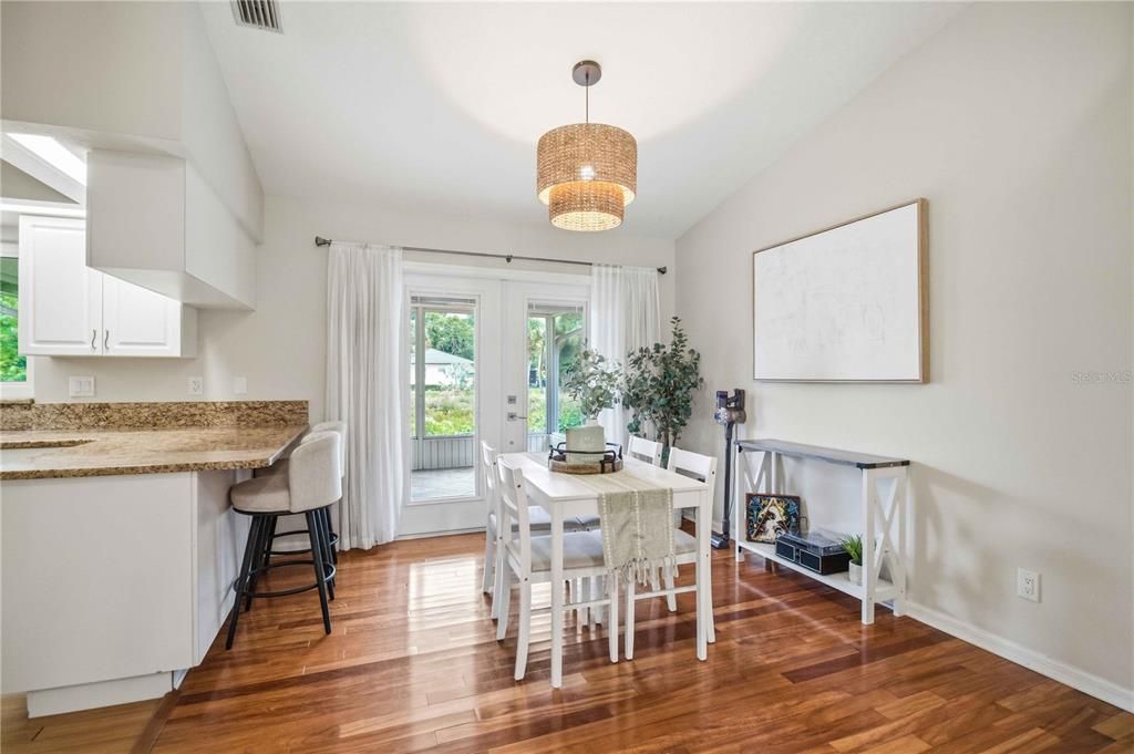 For Sale: $350,000 (2 beds, 2 baths, 1077 Square Feet)