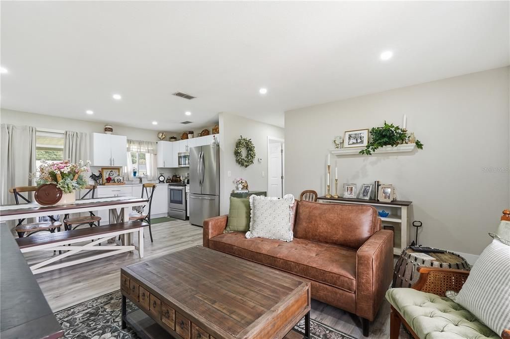 For Sale: $220,000 (2 beds, 1 baths, 768 Square Feet)