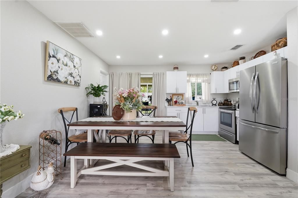 For Sale: $220,000 (2 beds, 1 baths, 768 Square Feet)