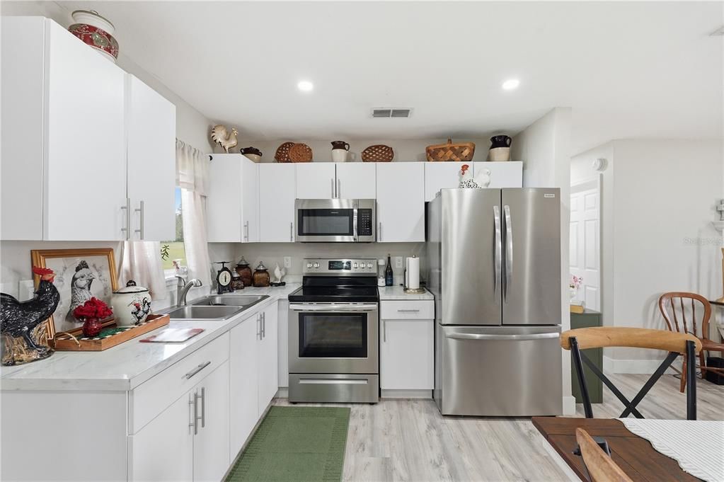 For Sale: $220,000 (2 beds, 1 baths, 768 Square Feet)