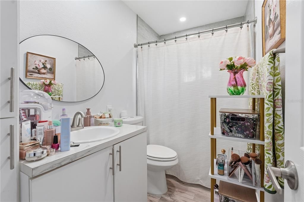 For Sale: $220,000 (2 beds, 1 baths, 768 Square Feet)