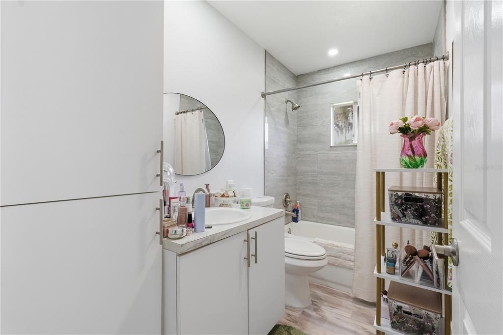 For Sale: $220,000 (2 beds, 1 baths, 768 Square Feet)