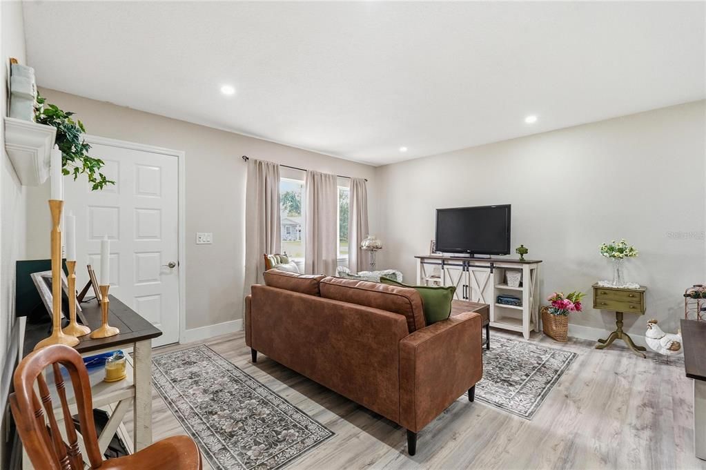 For Sale: $220,000 (2 beds, 1 baths, 768 Square Feet)