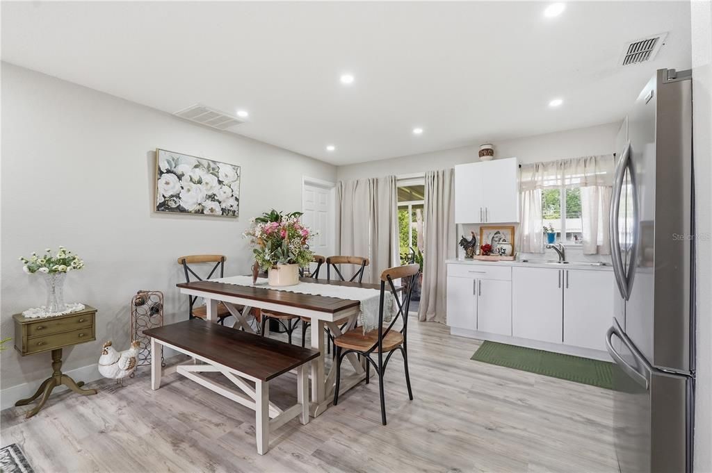 For Sale: $220,000 (2 beds, 1 baths, 768 Square Feet)