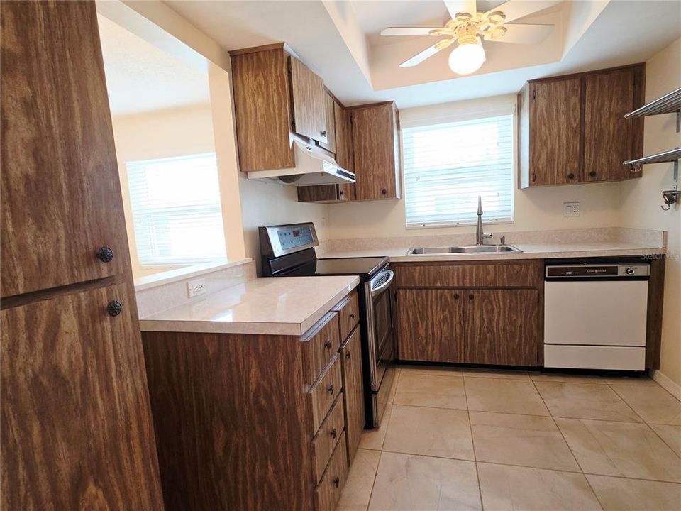 For Sale: $250,000 (2 beds, 2 baths, 1076 Square Feet)