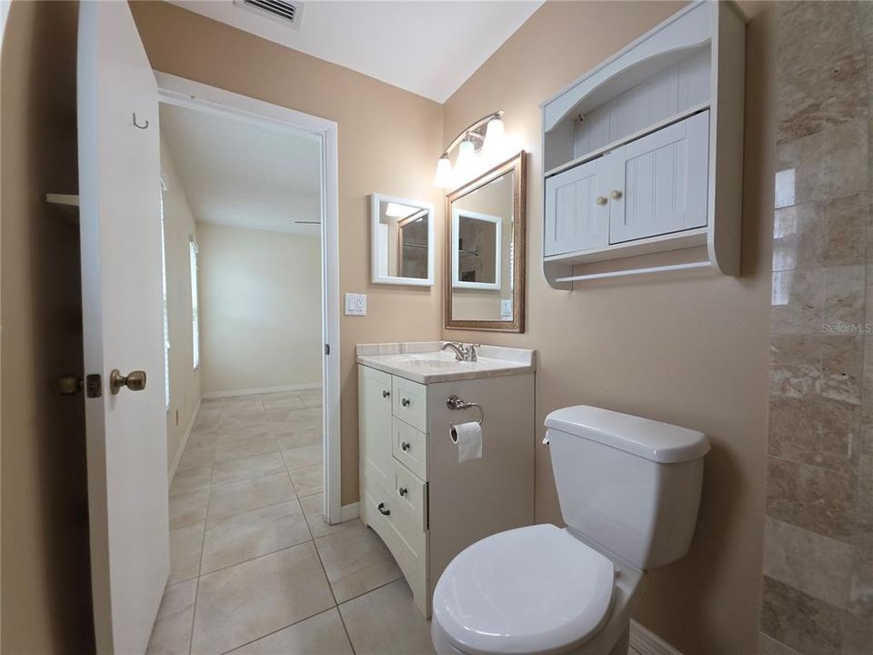 For Sale: $250,000 (2 beds, 2 baths, 1076 Square Feet)