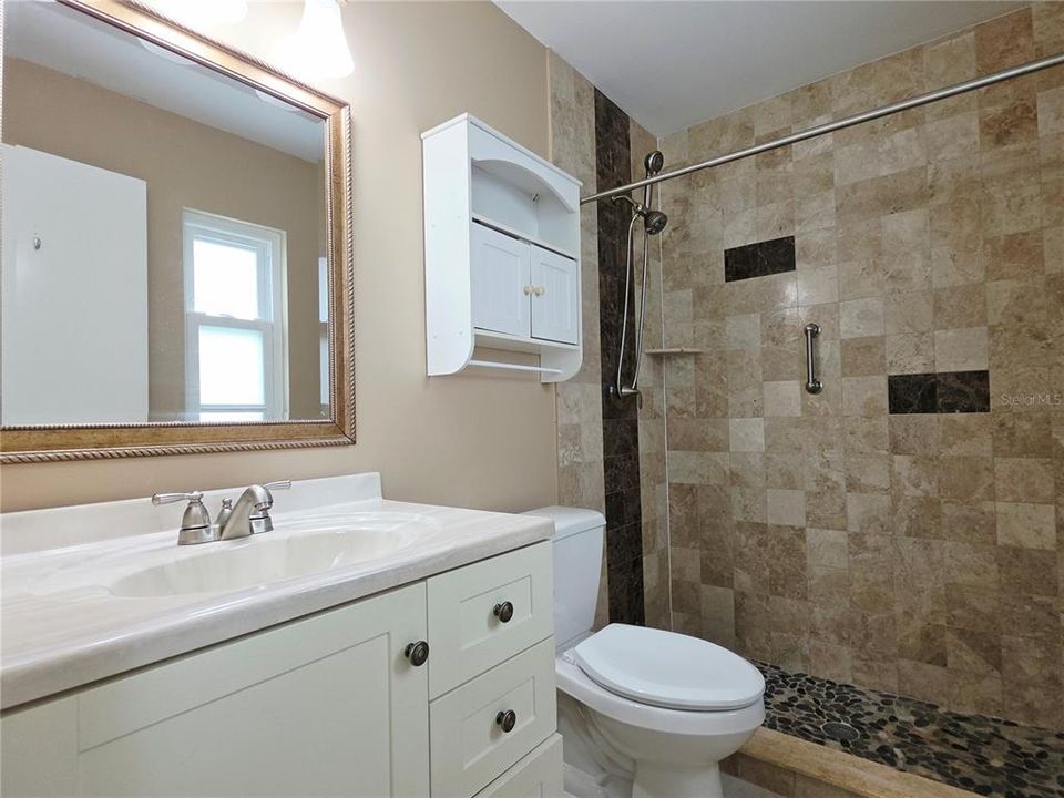 For Sale: $250,000 (2 beds, 2 baths, 1076 Square Feet)