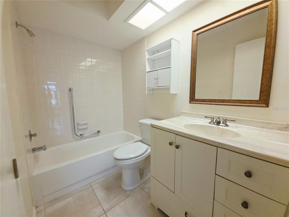 For Sale: $250,000 (2 beds, 2 baths, 1076 Square Feet)