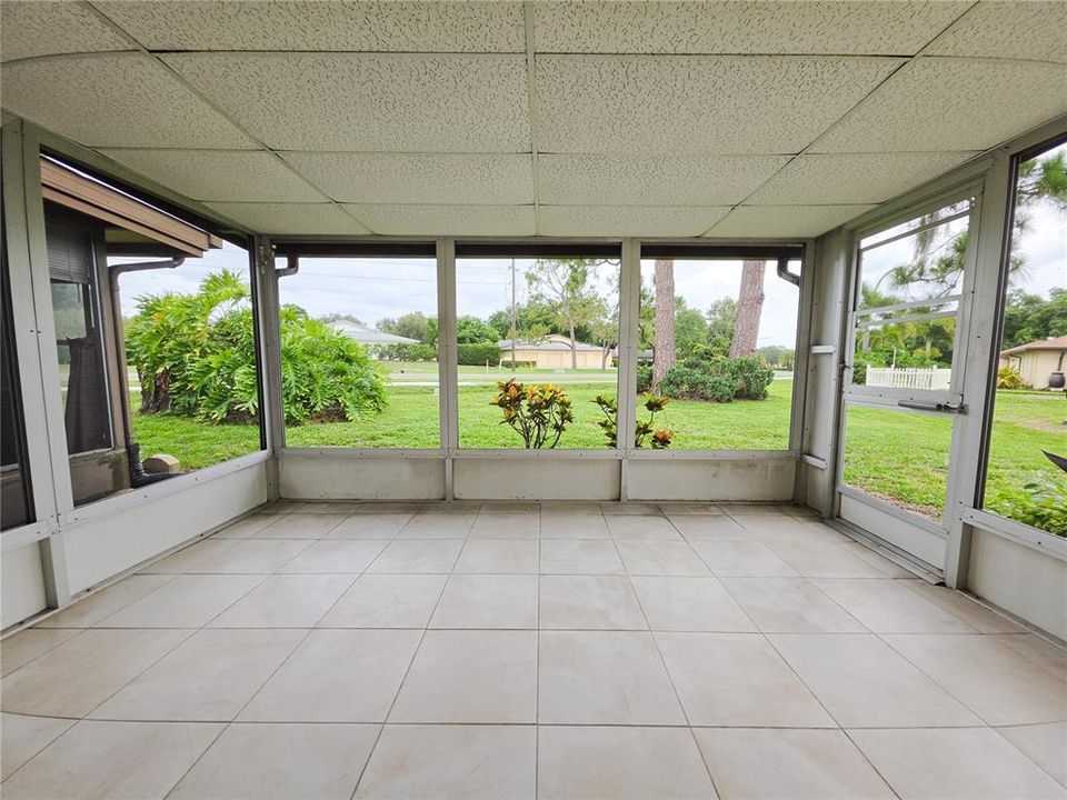 For Sale: $250,000 (2 beds, 2 baths, 1076 Square Feet)