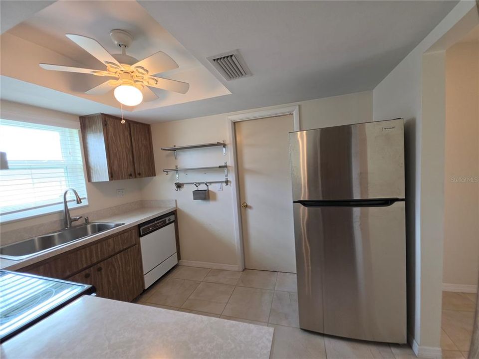 For Sale: $250,000 (2 beds, 2 baths, 1076 Square Feet)