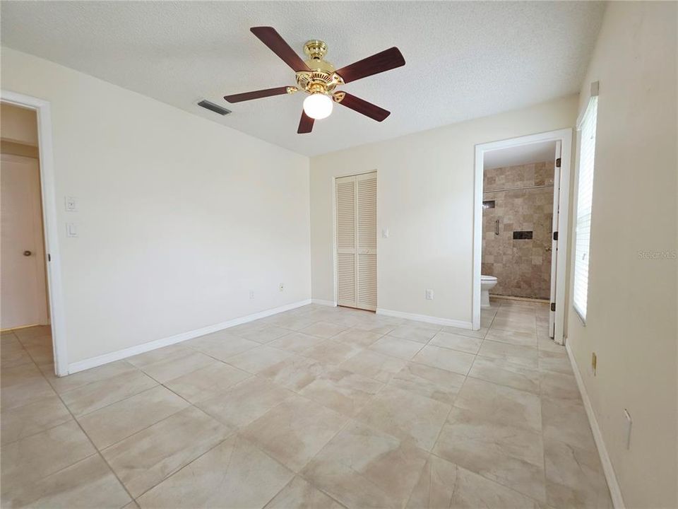 For Sale: $250,000 (2 beds, 2 baths, 1076 Square Feet)