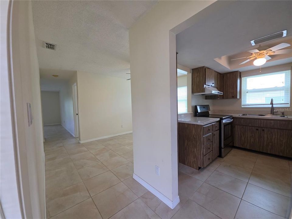 For Sale: $250,000 (2 beds, 2 baths, 1076 Square Feet)