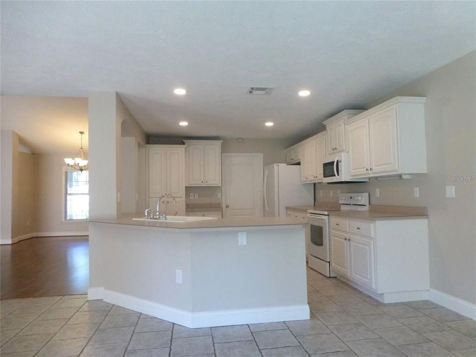 For Rent: $2,500 (3 beds, 2 baths, 2121 Square Feet)