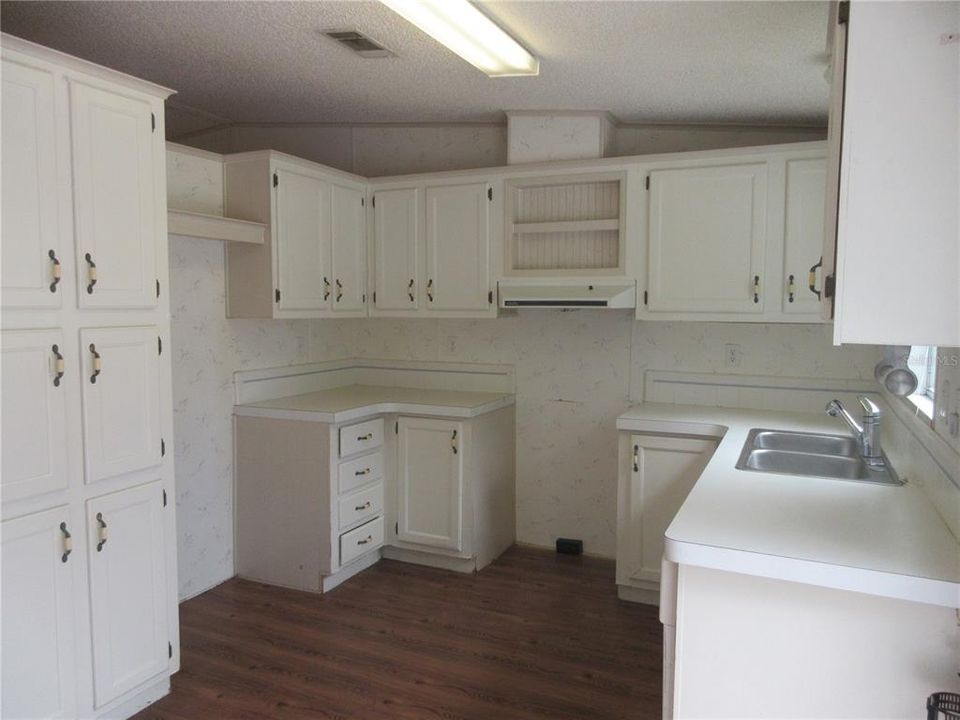 For Sale: $120,000 (3 beds, 2 baths, 1083 Square Feet)