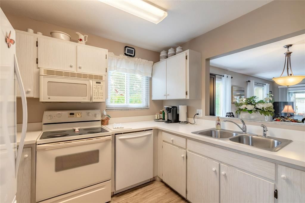 На продажу: $259,900 (2 спален, 2 ванн, 1192 Квадратных фут)